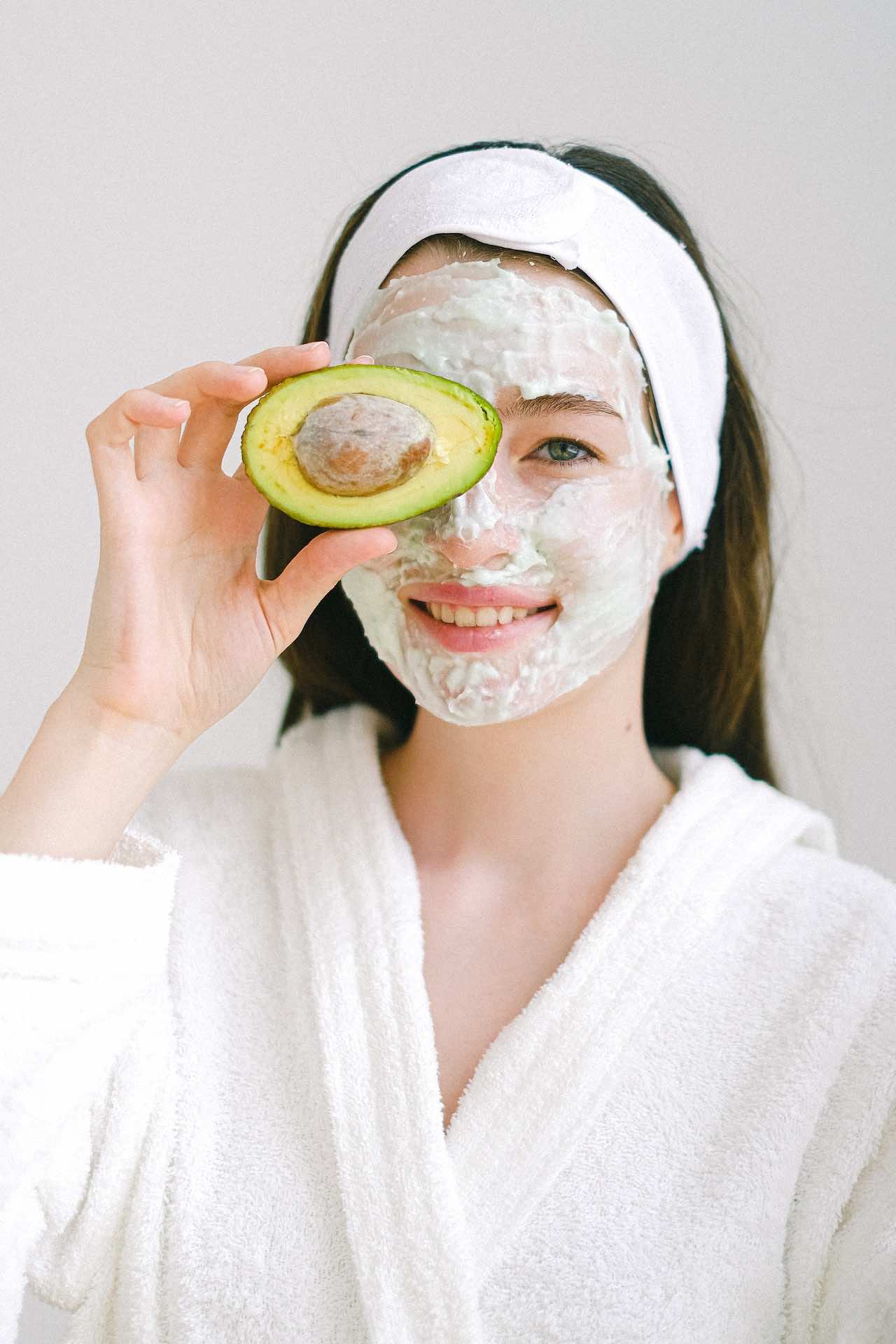 Relaxing mask based on oatmeal and avocado