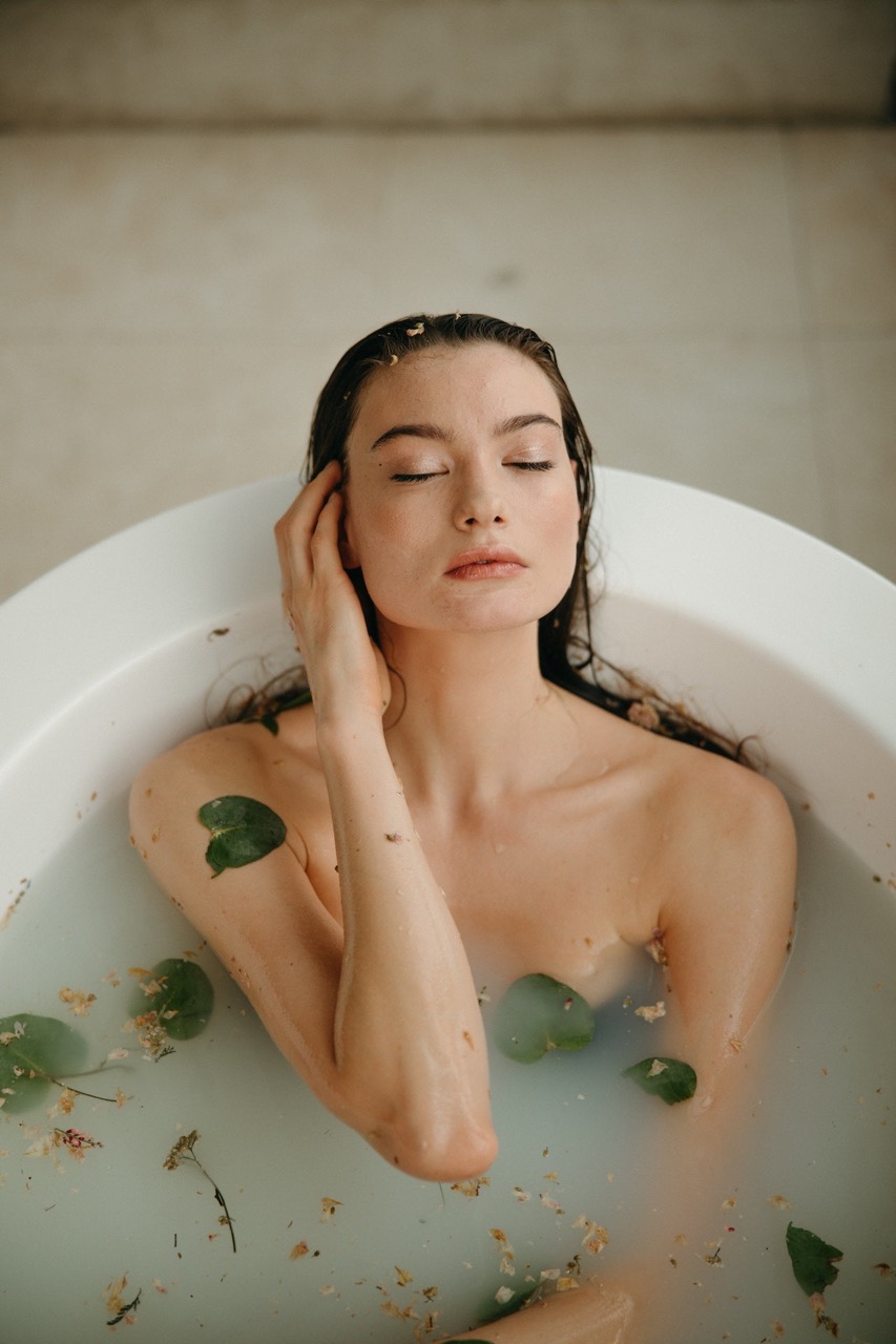 Natural Bath Rituals: The Benefits of Herbal Soaks for Skin and Mind